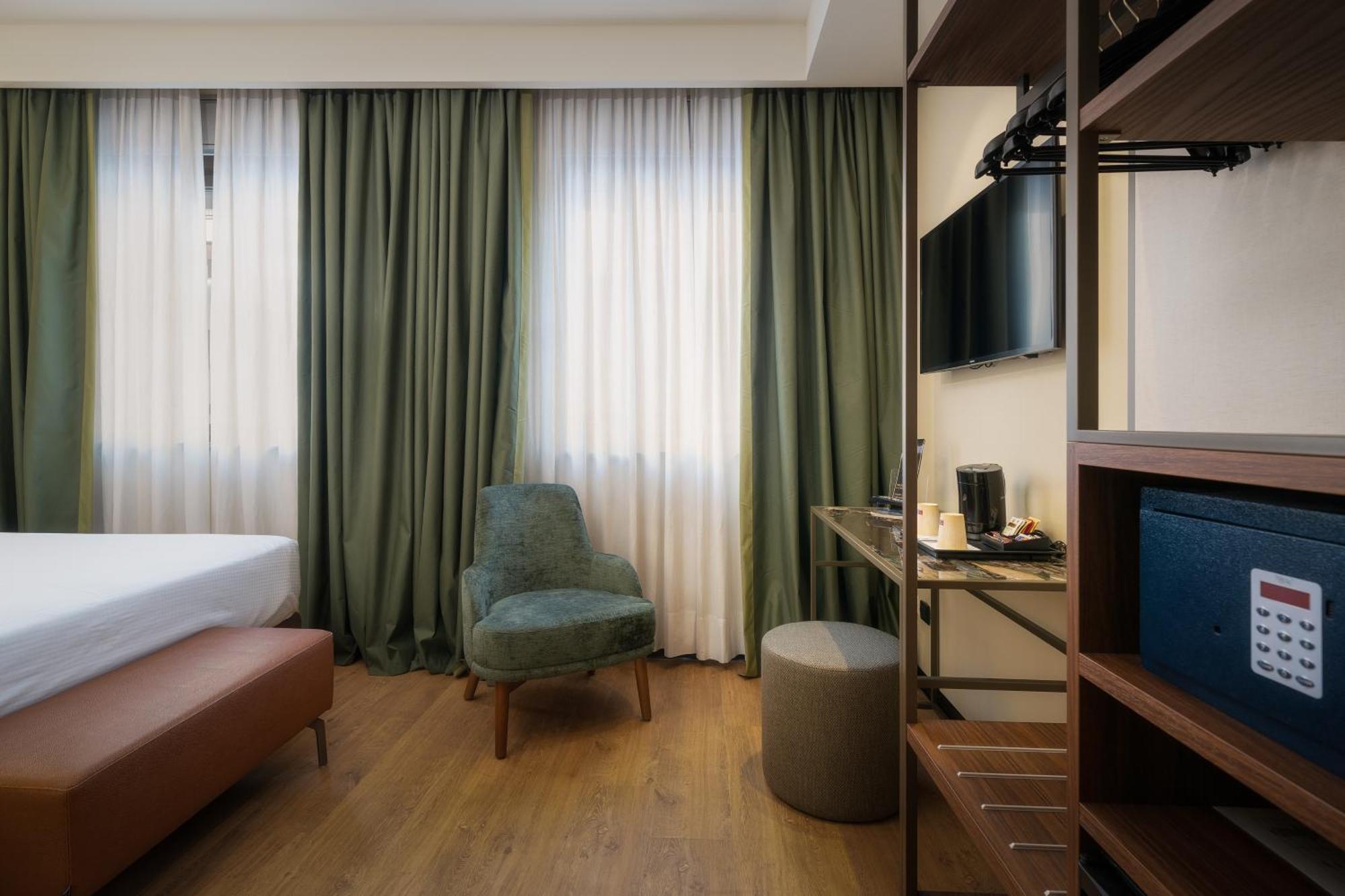 Hotel Mozart Milan Bagian luar foto
